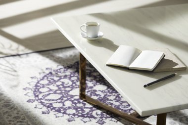 Vazolar ve eşyalar sıcak bir odada masanın üstünde.