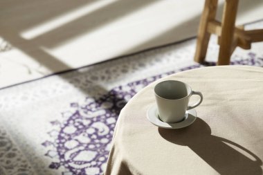 Vazolar ve eşyalar sıcak bir odada masanın üstünde.