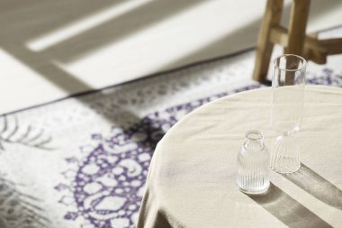 Vazolar ve eşyalar sıcak bir odada masanın üstünde.