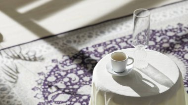 Vazolar ve eşyalar sıcak bir odada masanın üstünde.