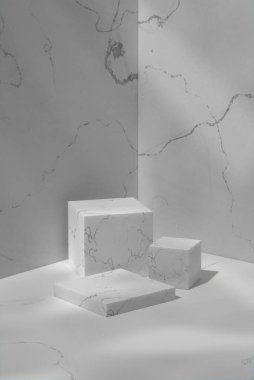 Güneşli bir odada gri renkli mermer duvar ve podyum. 3dRender.