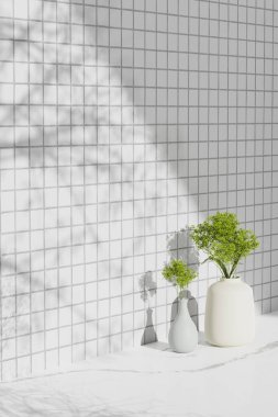 Vazolar, ağaçlar ve doğal ışıkla basit monoton arkaplan.