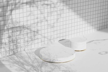 Vazolar, ağaçlar ve doğal ışıkla basit monoton arkaplan.