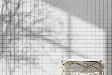 Vazolar, ağaçlar ve doğal ışıkla basit monoton arkaplan.