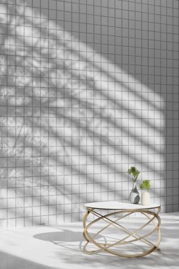 Vazolar, ağaçlar ve doğal ışıkla basit monoton arkaplan.