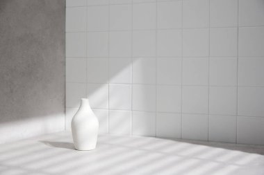 Banyo arka planında çeşitli aksesuarlar.