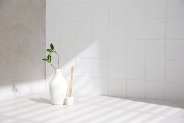 Banyo arka planında çeşitli aksesuarlar.