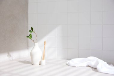 Banyo arka planında çeşitli aksesuarlar.
