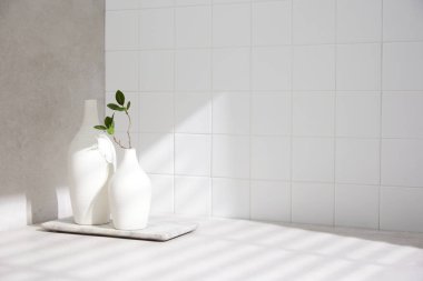 Banyo arka planında çeşitli aksesuarlar.