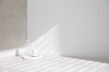 Banyo arka planında çeşitli aksesuarlar.