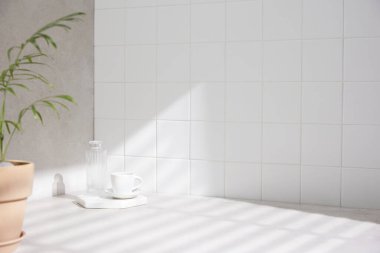 Banyo arka planında çeşitli aksesuarlar.