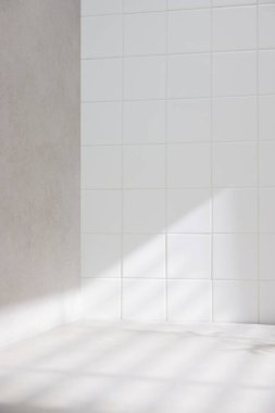 Banyo arka planında çeşitli aksesuarlar.