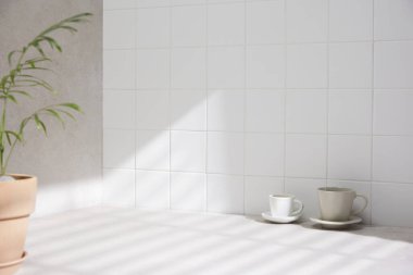 Banyo arka planında çeşitli aksesuarlar.