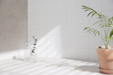 Banyo arka planında çeşitli aksesuarlar.