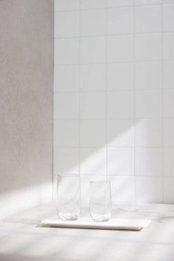 Banyo arka planında çeşitli aksesuarlar.