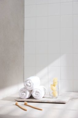 Banyo arka planında çeşitli aksesuarlar.