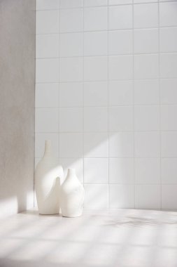 Banyo arka planında çeşitli aksesuarlar.