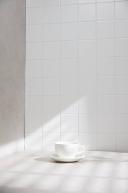 Banyo arka planında çeşitli aksesuarlar.