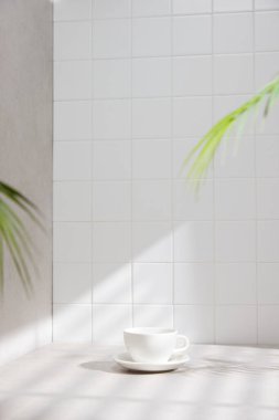 Banyo arka planında çeşitli aksesuarlar.