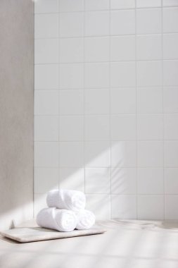 Banyo arka planında çeşitli aksesuarlar.