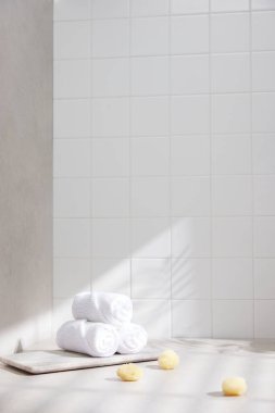 Banyo arka planında çeşitli aksesuarlar.