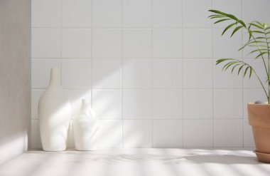 Banyo arka planında çeşitli aksesuarlar.