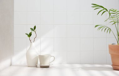 Banyo arka planında çeşitli aksesuarlar.