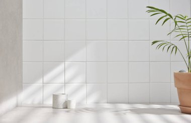 Banyo arka planında çeşitli aksesuarlar.