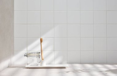 Banyo arka planında çeşitli aksesuarlar.