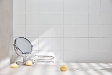 Banyo arka planında çeşitli aksesuarlar.