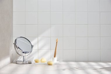 Banyo arka planında çeşitli aksesuarlar.