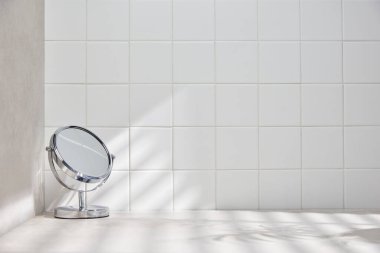 Banyo arka planında çeşitli aksesuarlar.