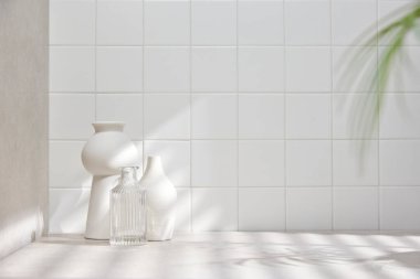 Banyo arka planında çeşitli aksesuarlar.