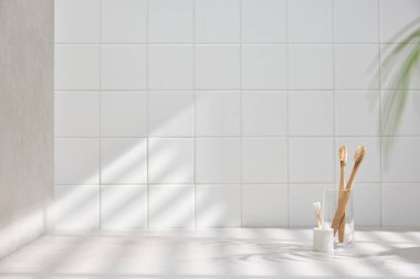 Banyo arka planında çeşitli aksesuarlar.