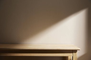 Sıcak öğle güneşinde sonbahar atmosferi olan çeşitli aksesuarlar..