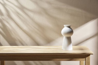 Sıcak öğle güneşinde sonbahar atmosferi olan çeşitli aksesuarlar..