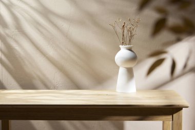 Sıcak öğle güneşinde sonbahar atmosferi olan çeşitli aksesuarlar..