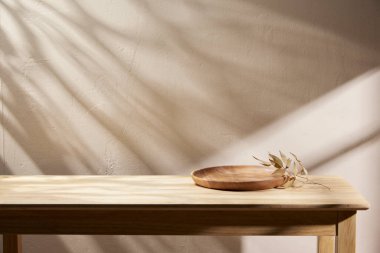 Sıcak öğle güneşinde sonbahar atmosferi olan çeşitli aksesuarlar..