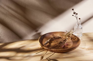 Sıcak öğle güneşinde sonbahar atmosferi olan çeşitli aksesuarlar..