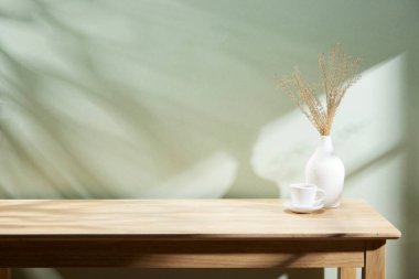 Sıcak öğle güneşinde sonbahar atmosferi olan çeşitli aksesuarlar..