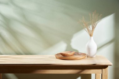 Sıcak öğle güneşinde sonbahar atmosferi olan çeşitli aksesuarlar..