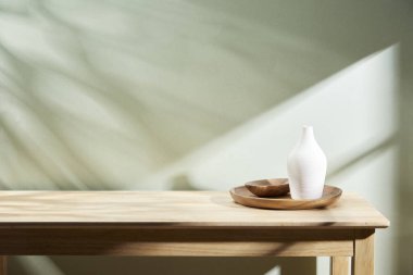 Sıcak öğle güneşinde sonbahar atmosferi olan çeşitli aksesuarlar..