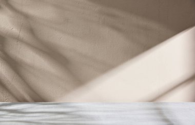 Sıcak öğle güneşinde sonbahar atmosferi olan çeşitli aksesuarlar..