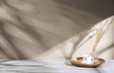 Sıcak öğle güneşinde sonbahar atmosferi olan çeşitli aksesuarlar..