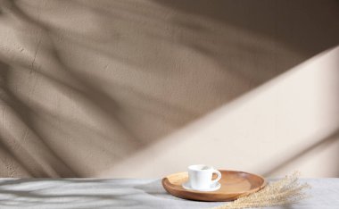 Sıcak öğle güneşinde sonbahar atmosferi olan çeşitli aksesuarlar..