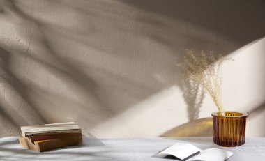 Sıcak öğle güneşinde sonbahar atmosferi olan çeşitli aksesuarlar..