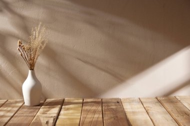 Sıcak öğle güneşinde sonbahar atmosferi olan çeşitli aksesuarlar..