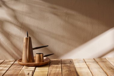 Sıcak öğle güneşinde sonbahar atmosferi olan çeşitli aksesuarlar..