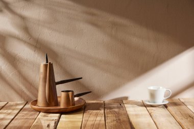 Sıcak öğle güneşinde sonbahar atmosferi olan çeşitli aksesuarlar..