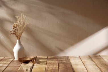 Sıcak öğle güneşinde sonbahar atmosferi olan çeşitli aksesuarlar..